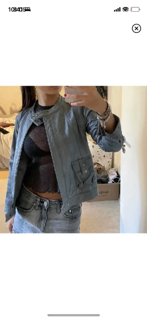 Vintage Costumade jacka - Nypris på denna pärla är ca 5000kr. I jättefint skick! Grå och äkta läder, passar en xs (ska vara lite kort i ärmarna) Köp direkt för 800💞🌟🚀 Vintage från costumade