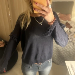 Cool tröja - Säljer denna coola mörkblå tröja från Max mara
