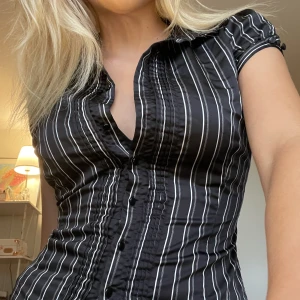 Randig topp - Randig t shirt skjorta i silkesmaterial (?) köpt secondhand, bra skick. skriv för fler bilder!