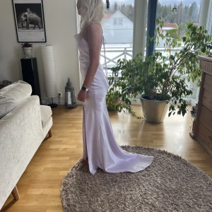 Balklänning  - En super fin balklänning använd endast 1 gång. Jätte bra skick!💗nypris 1100