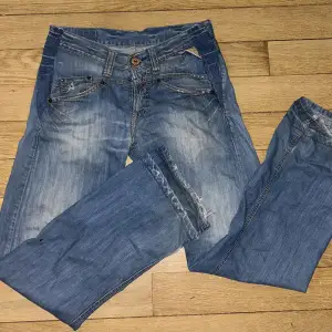 Ett par lågmidjade replay jeans som sitter snyggt i bra skick🙌 Skriv om ni är intresserade 🥰