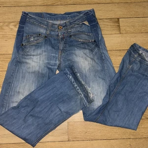 Replay jeans - Ett par lågmidjade replay jeans som sitter snyggt i bra skick🙌 Skriv om ni är intresserade 🥰