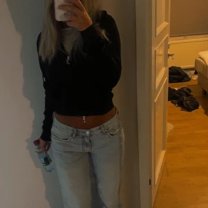 Low waist straight jeans  - Använda fåtal gånger, är den modellen på sista bilden fast ljusare jeans färg 