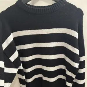 Säljer denna stickade tröja då ja köp en i större storlek, storlek på tröjan S men skulle passa xs och m också!