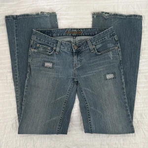 Lågmidjade bootcut jeans  - Använda ett fåtal gånger så i bra skick. Storlek 2R (25/26?). Midjemått 73 cm, grenhöjd 16.5 cm, innerbenslängd 80 cm. Jag är 173 cm för referens. Priset går inte att diskutera. Använd gärna KÖP NU om du vill köpa.