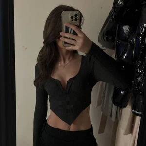 Topp - Supersöt mörkgrå croptop med V-detalj vid bröstet Storlek Xs 