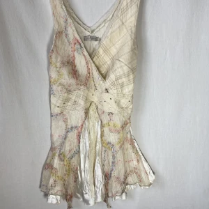 Fint linne med mycket detaljer - Linne med kritstrecksränder i guld och spetsdetaljer. Längd: 69cm   Skicka DM vid frågor. ☆．。･