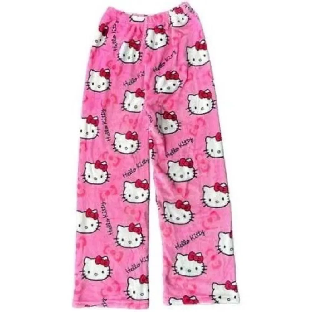 GRATIS FRAKT. Super lena och söta hello kitty pyjamas byxor. Midjebandet är väldigt stretchigt. Ytterbenslängd ca 95 cm. Priset kan diskuteras. . Jeans & Byxor.