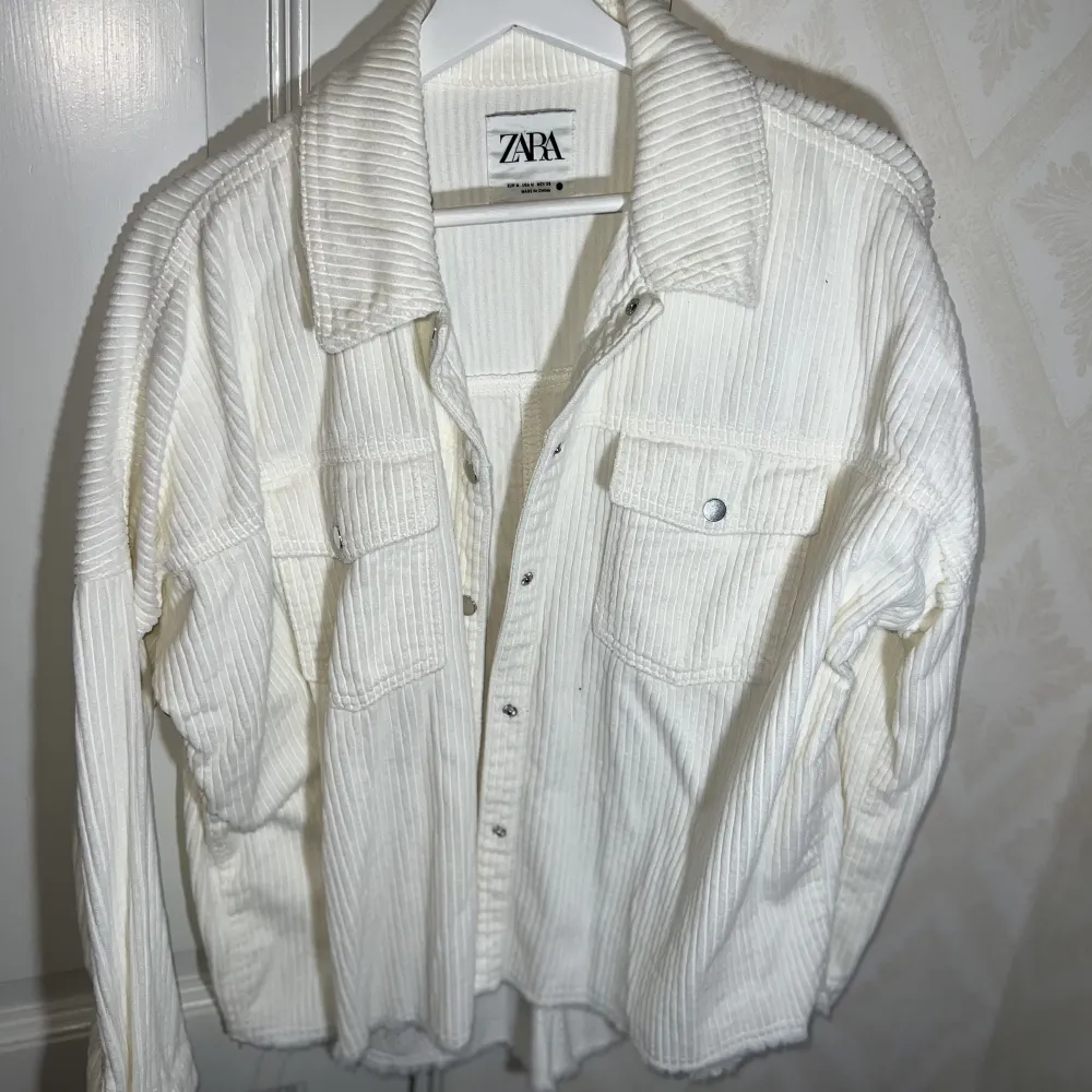 Fin vit kappa från Zara strl M men passar även S. ✨. Jackor.