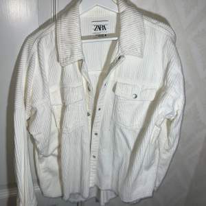 Fin vit kappa från Zara strl M men passar även S. ✨