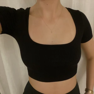 Crop top med fyrkantig urringning  - Svart, ribbad crop top med fyrkantig urringning 