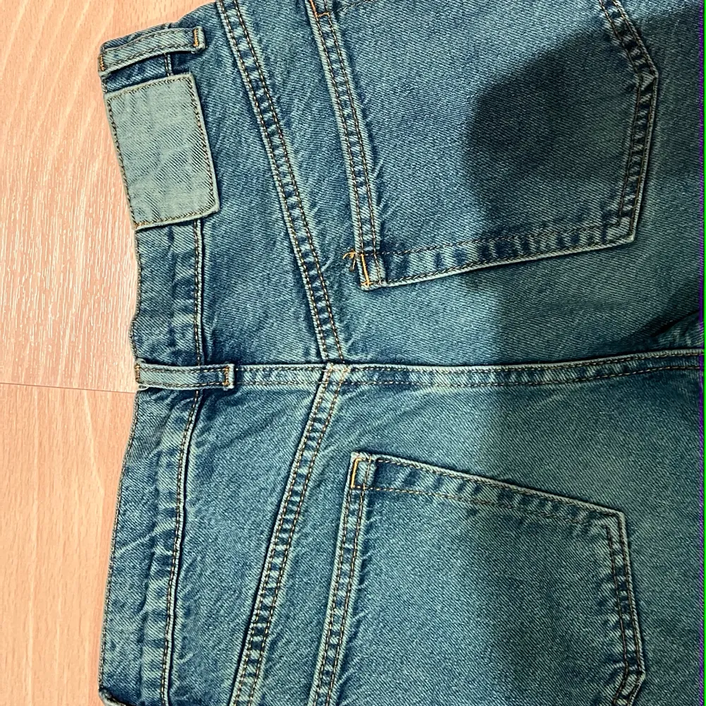 Skitsnygga teal färgade jeans green washed från collusion  Säljer då dem tyvärr är för små för mig Ser bättre ut i verkligheten än på bild:) Aldrig använda  Nypris: 429kr. Jeans & Byxor.