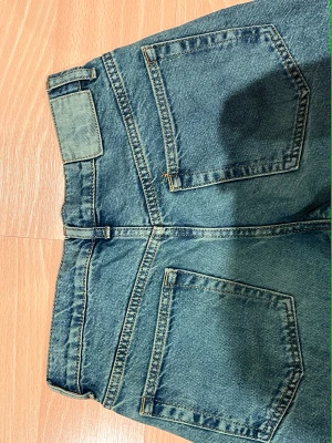 Jeans från collusion - Skitsnygga teal färgade jeans green washed från collusion  Säljer då dem tyvärr är för små för mig Ser bättre ut i verkligheten än på bild:) Aldrig använda  Nypris: 429kr