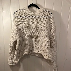 Tröja virkad  - Jätte fin virkad tröja från zara. Ganska använd men i gott skick. 