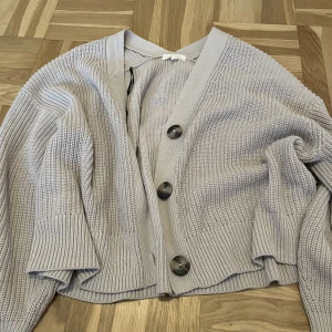  kofta - Beige stickad kofta. Ger clean girl vibes och oxå lite zara drip vibbbar men koftan passar alla stilar. Om du vill mötas upp blir det + 20kr då det är jobbbigt att ta mig till t-centralen annars gäller 59kr frakt:)