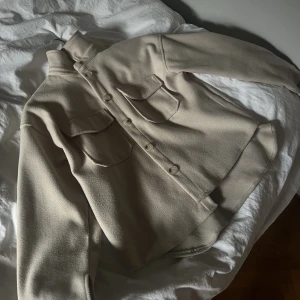 Mjuk beige plädjacka - Outfitbook - Mjuk jacka från Outfitbook i storlek 36, endast använda en gång! Finns att hämta hos mig precis utanför Liseberg :)