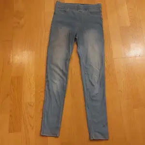 Fina blåa skinny jeans från H&M. Fint skick.