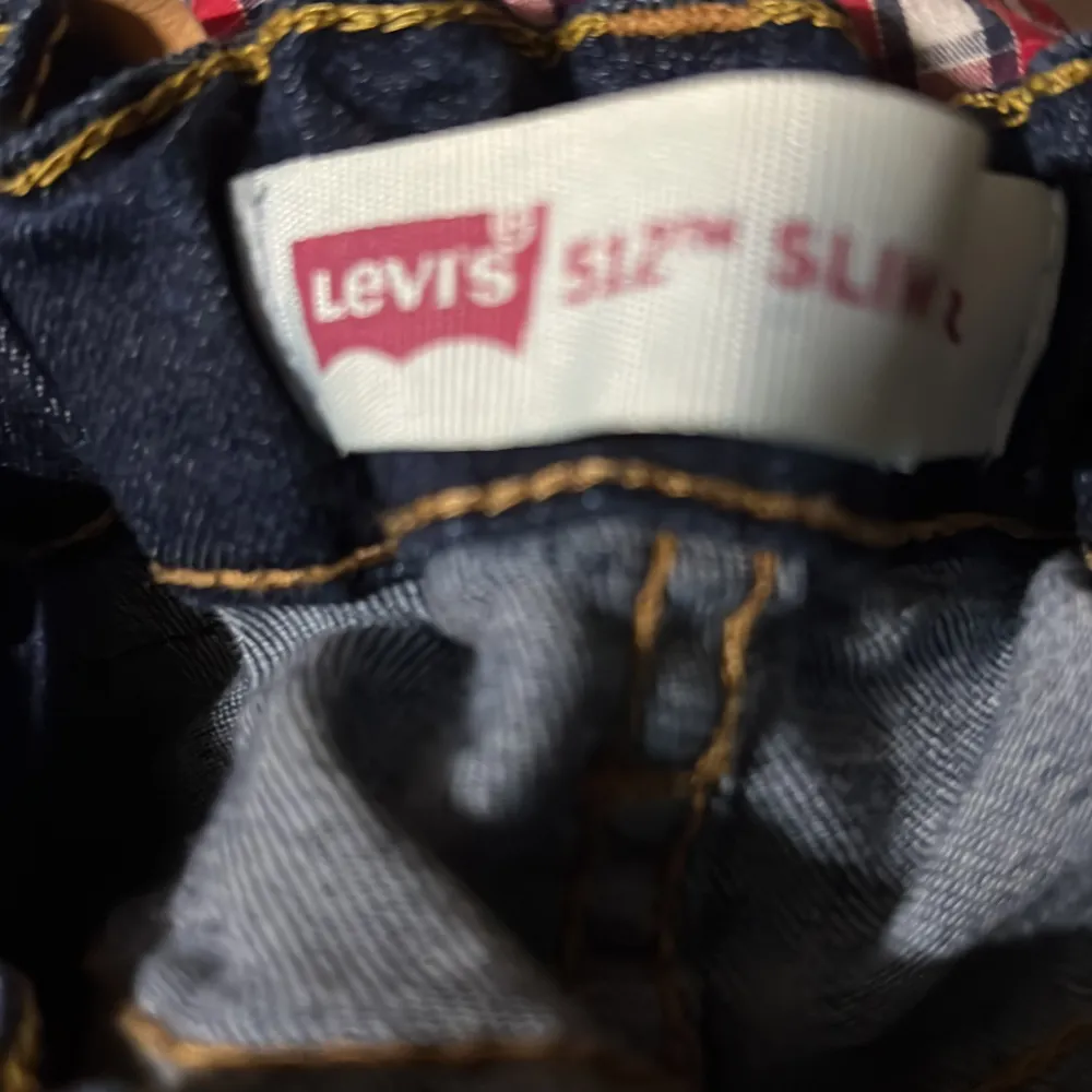 Ett par levis jeans slim taper (som slim fit) dom är storlek 150cm och är mörkblåa.. Jeans & Byxor.