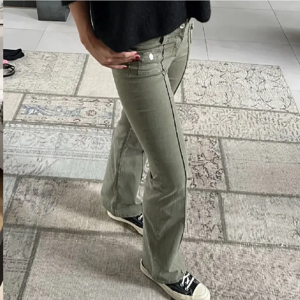 Intresse koll på dessa jeansen från hm!🥰säljer pågrund av för stora!!. Jeans & Byxor.