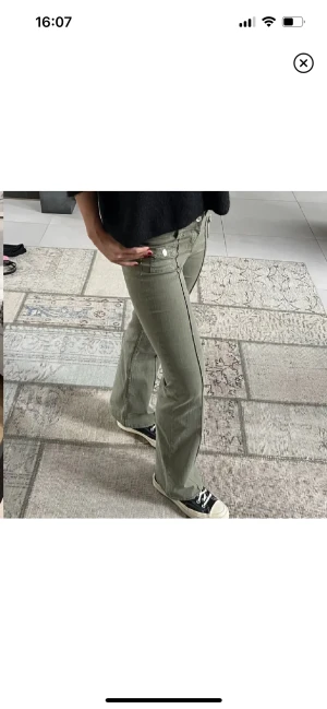 Gröna jeans  - Intresse koll på dessa jeansen från hm!🥰säljer pågrund av för stora!!