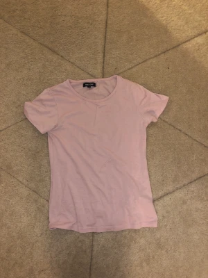 Rosa tröja - Ljusrosa t-shirt från takeoff i storlek M. Bra skick😊