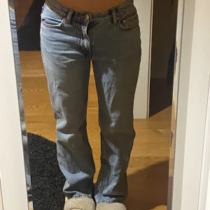 Blåa jeans - Jag säljer dessa ljusblåa jeans som är ifrån Ginatricot, aldrig använda, skriv privat för fler bilder