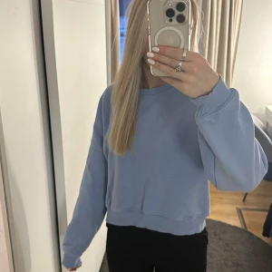 Blå sweatshirt  - Blå sweatshirt från lager157 i strl M, passar mer som S. Säljer då den inte kommer till användning. 