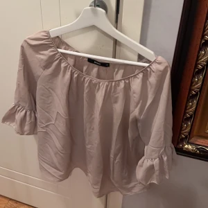 Rosa topp från Bikbok - Säljer denna fina topp som jag använt några gånger men som fortfarande är i väldigt bra skick och som jag tyvärr har växt ur 💗