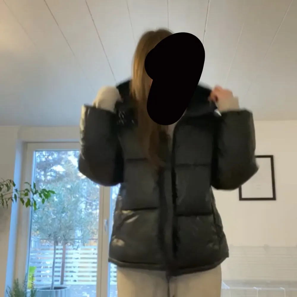 Vinterjackan från hm den går inte att köpa längre i butik, jätte skön och varm till vintern, inga skador på jackan jätte bra skick, jag säljer jackan på grund av att jag inte tycker den passar mig, kontakta ifall man vill ha flera bilder💕. Jackor.