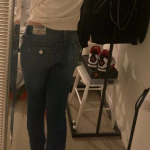 True religion jeans - Interssekoll på mina fina truies! Inga defekter. Långa passar mig perfekt i längden som är runt 174. Osäker på om jag vill sälja så kom med bud