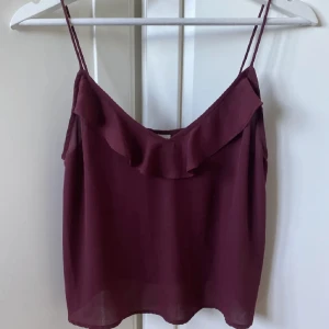Vinröd topp - Vinrött linne i fint skick. 