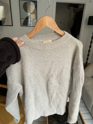 Stickad tröja  - Beige stickad tröja köpt i Italien. 