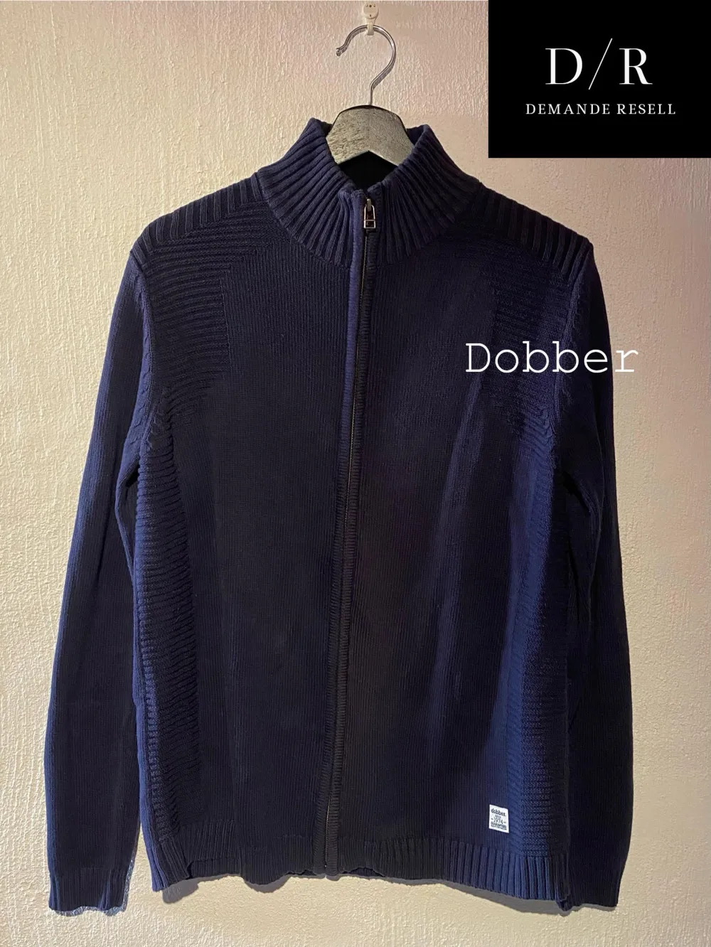 En skön och stilren zip från Dobber i marinblått/svart.  Storlek M  Priset går att diskuteras! Vid fler funderingar är det bara att höra av sig!🙌. Tröjor & Koftor.