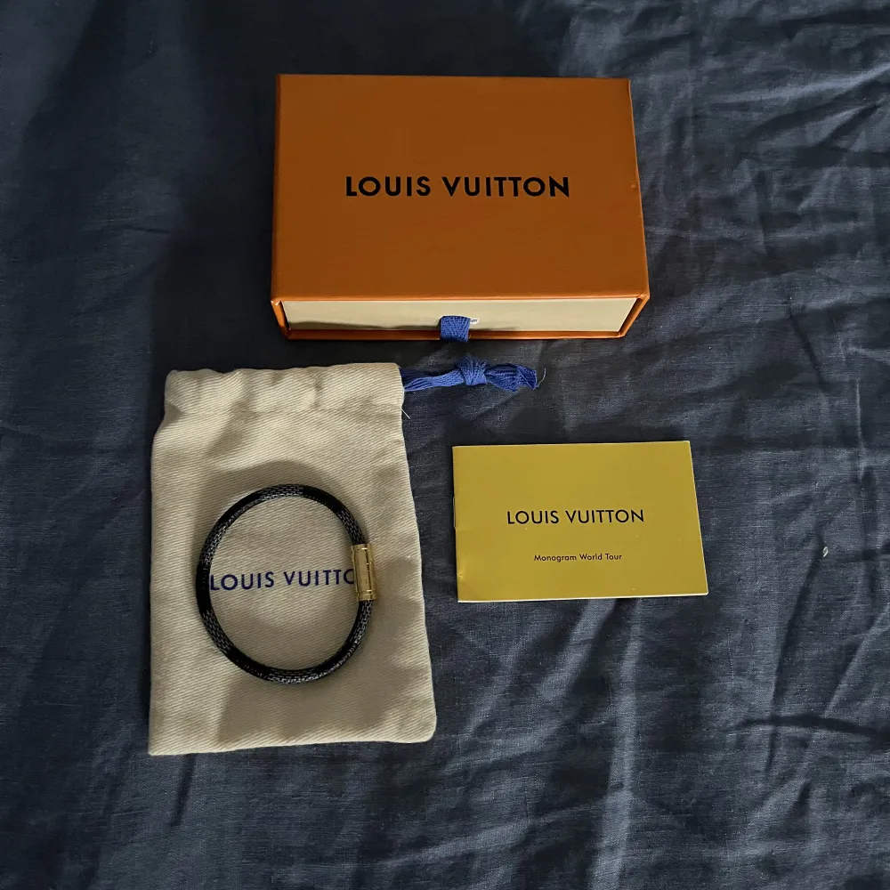 Säljer detta 9/10 Louis Vuitton armbandet jag köpte här på Plick. Guld och stilrent, priset kan diskuteras!. Accessoarer.