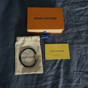 Säljer detta 9/10 Louis Vuitton armbandet jag köpte här på Plick. Guld och stilrent, priset kan diskuteras!