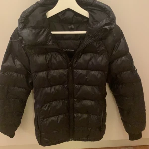 Peak performance  - Peak performance jacka i perfekt kondition, endast 3-4 användningar 