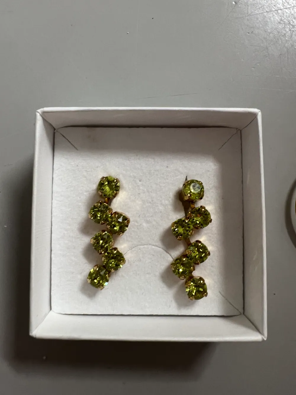 Helt nya o oanvända Fiona earrings citrus green (gold) nypris 995kr  Classic petite armband citrus green (gold) nypris 595kr  Säljer båda för 850kr. Övrigt.