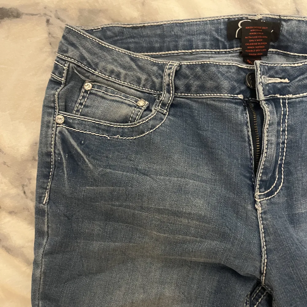 Mid waist jeans med stretcigt material🤗köpt på second hand! är dock för stor på mig i midjan☹️ har aldrig använts!! Skriv för fler bilder❤️. Jeans & Byxor.