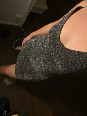 Glittrig klänning - Glittrig klänning perfekt till fest eller nyår tex!😇😇 använd en gång, lappen är avklippt men uppskattar att den är Xs/S 