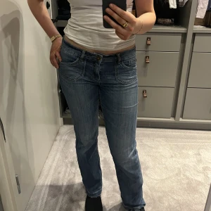 Lågmidjade jeans - Lågmidjade jeans från S.Oliver. Mycket snygga och har cool design på fickorna bak. Sprättat upp nere för att få de att passa mig (170 cm). Säljer då jag har för många jeans.