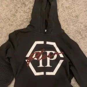 Philipp Plein hoodie köpt från NK för nått år sen sitter som M i storlek. Skicka 9/10. Skriv för fler bilder. Kunden lägger bud!