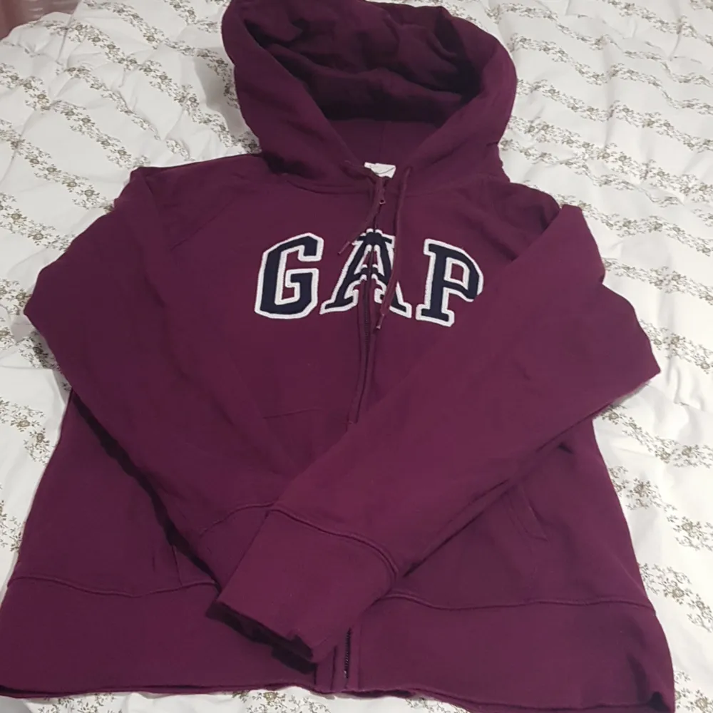 Jag säljar min GAP kofta som är fin skick storlek L. Köparen står för frakt.. Hoodies.