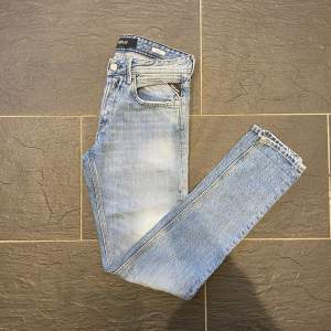 Ett par feta Replay jeans i bra skick.  Storlek: 28/32  Passform: regular fit.  Modell: WILLBI.  Nypris: 1499  Vårat pris:499