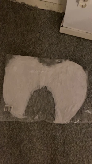 Änglar vingar  - Änglar vingar som är oöppnade och oanvända. Tänkte använda dom till halloween för något år sen men blev aldrig så. Sen har dom bara legat.