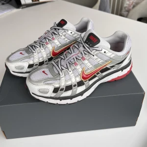 Nike skor - Ett par feta Nike sneakers som tyvärr inte kommer till användning. Endast använda ett fåtal gånger.  Storlek 37,5  Skicka gärna om du har frågor!❤️