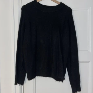 Skön stickad tröja - En stickad tröja med några procents bra material hehe men helt ärligt den är skön och varm! Perfekt för höst och vinter