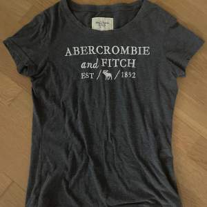 T-shirt från Abercrombie and Fitch i storlek L (obs väldigt liten i storleken och passar mig som har storlek XS/S). Använd ett fåtal gånger 🤍🐚💫☁️✨