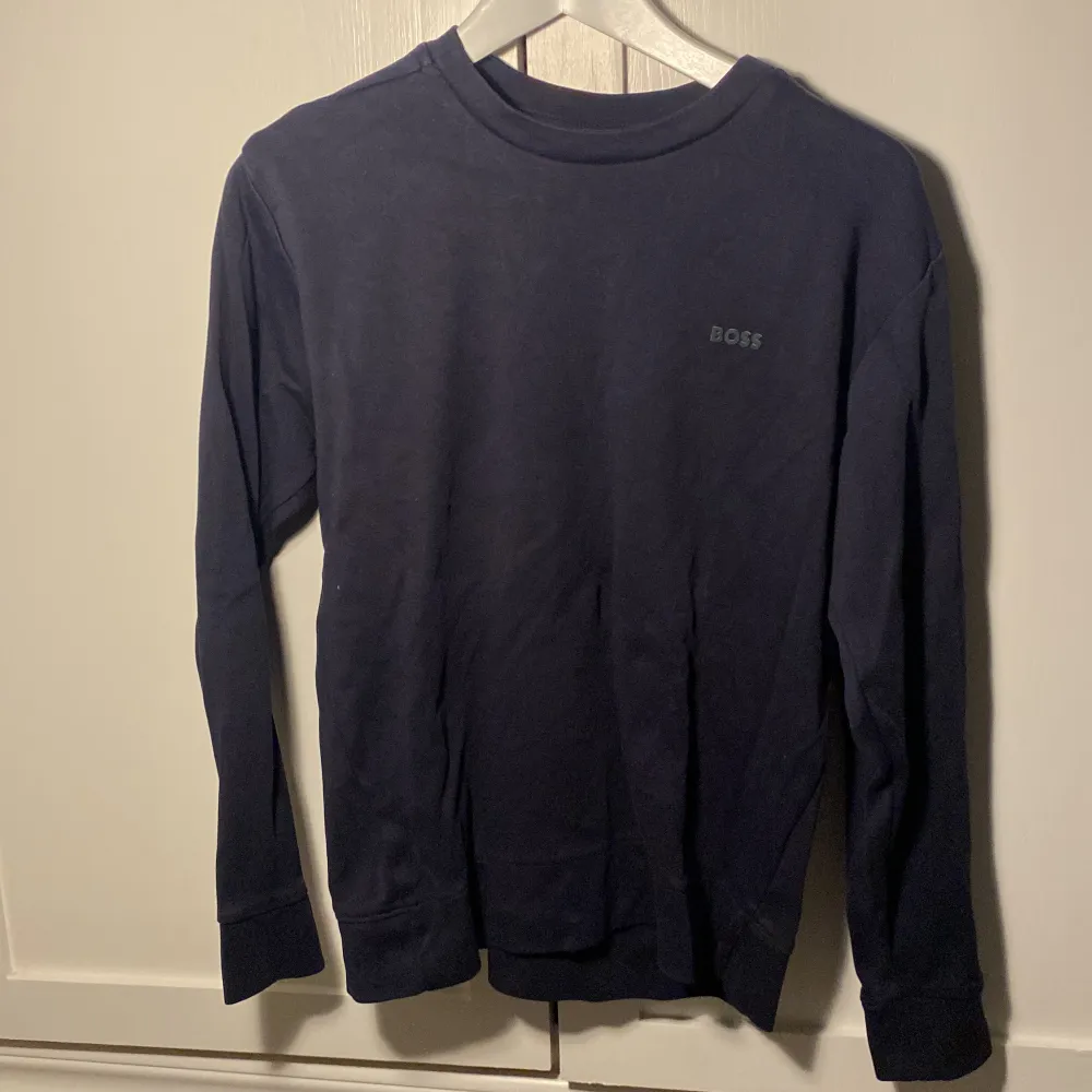 Snygg blå sweatshirt från BOSS. Mycket fint skick - använda ett fåtal ggr. . Tröjor & Koftor.