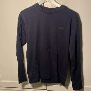 Snygg blå sweatshirt från BOSS. Mycket fint skick - använda ett fåtal ggr. 