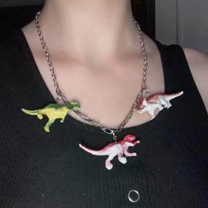 Ett halsband som jag gjort själv för länge sen men tyckte det var gulligt så varför inte:D för en annan dinosaurie älskare där ute!